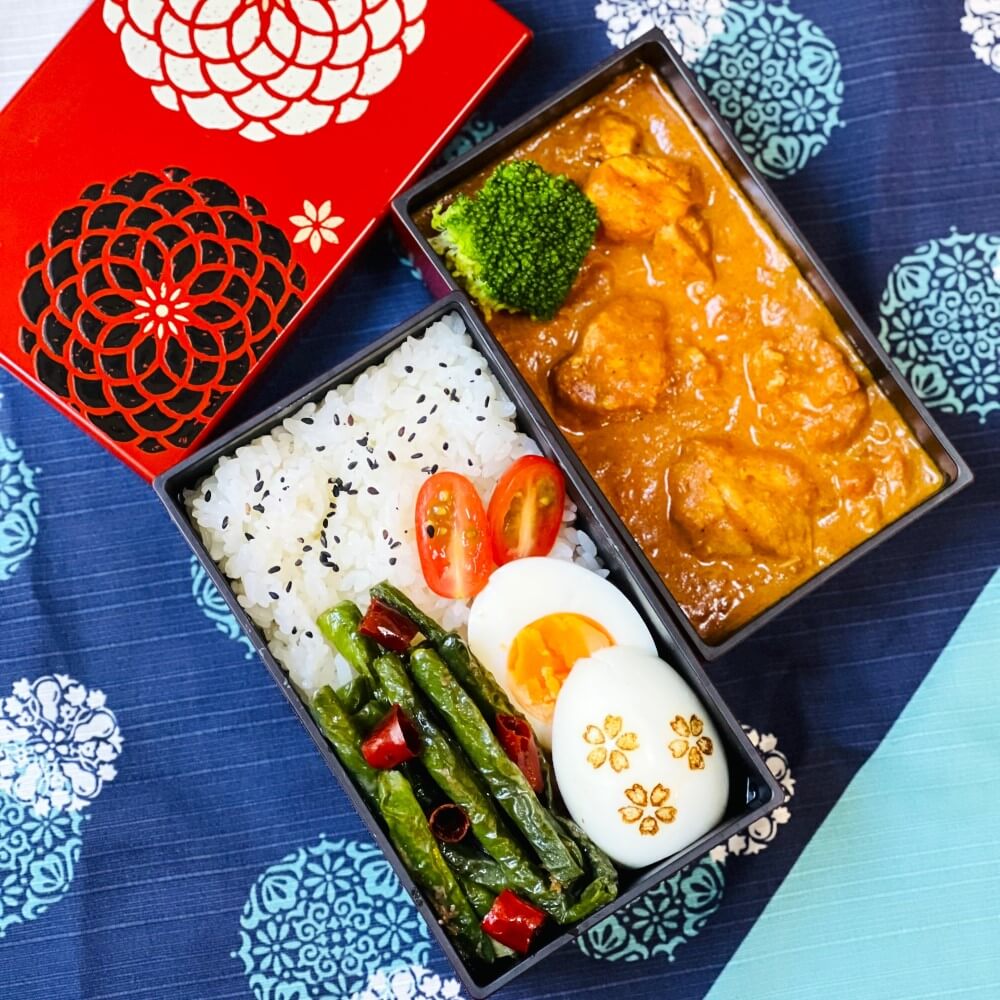chicken curry bento in hakoben momoka red bento box