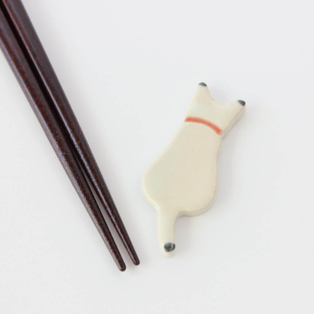 chopsticks tips and white cat rest