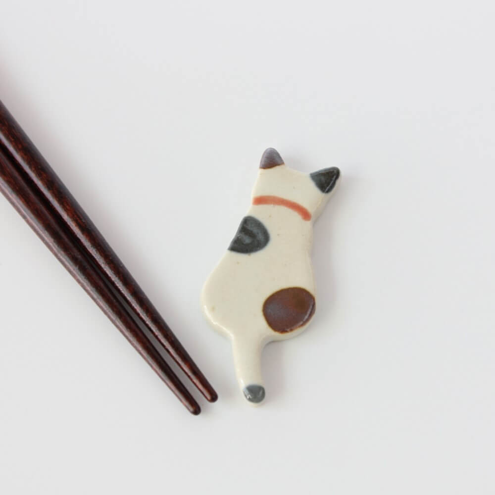 close up chopsticks tips calico cat rest