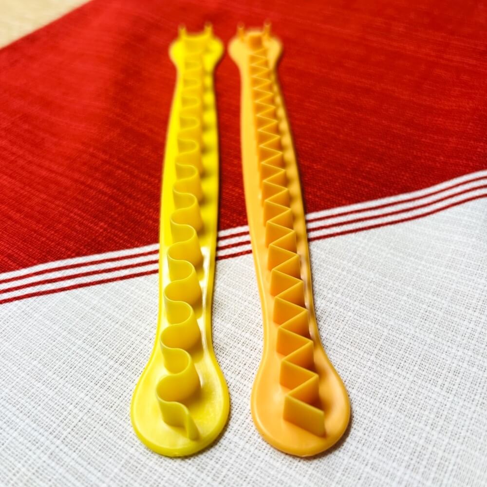 close up zigzag wave egg cutter