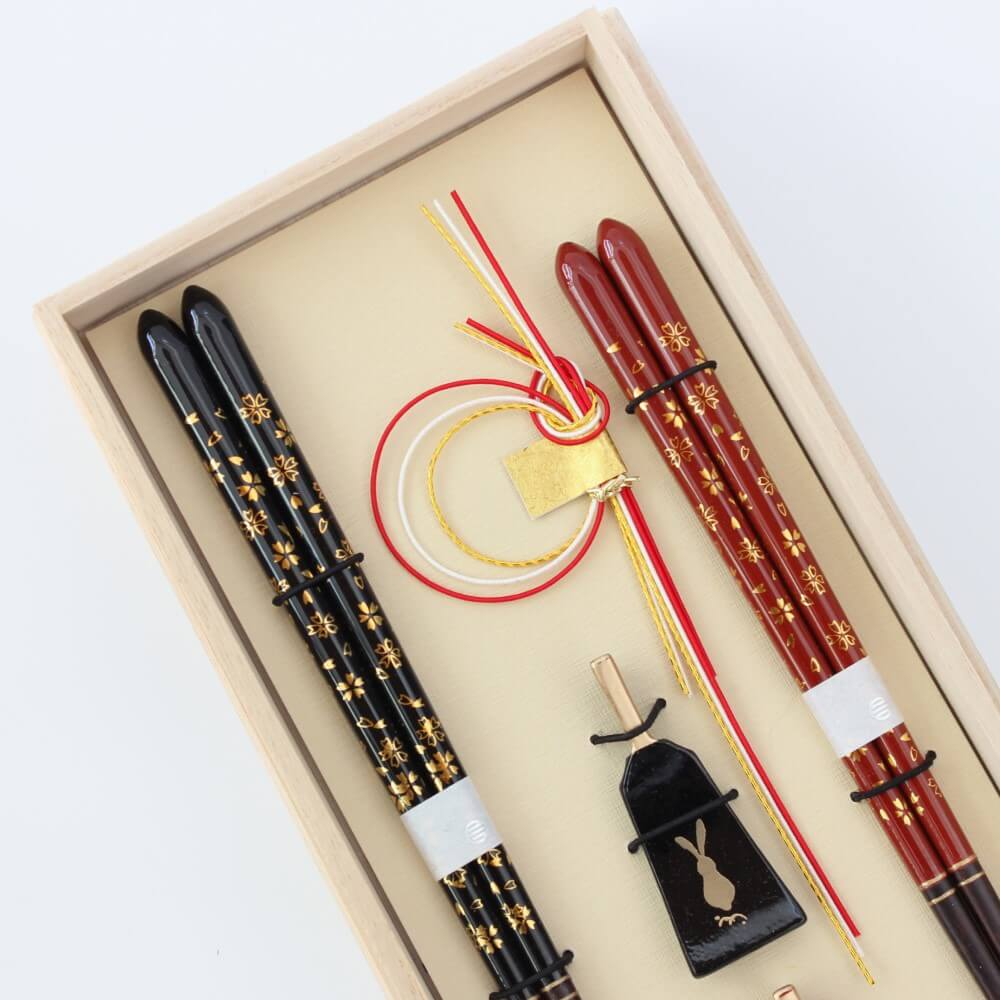 closeup chopsticks in wooden box hanakagari