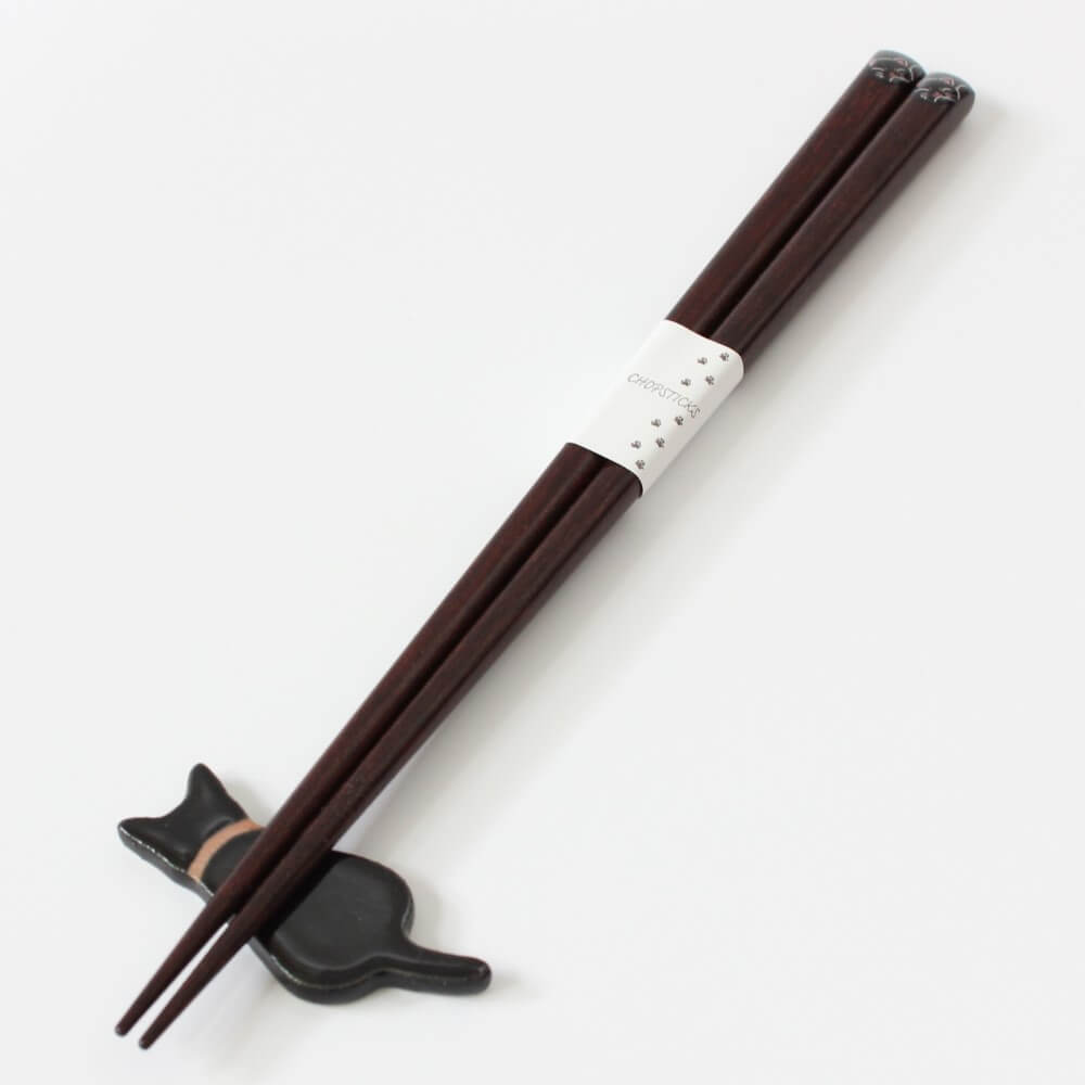 hidamari chopsticks on black cat rest